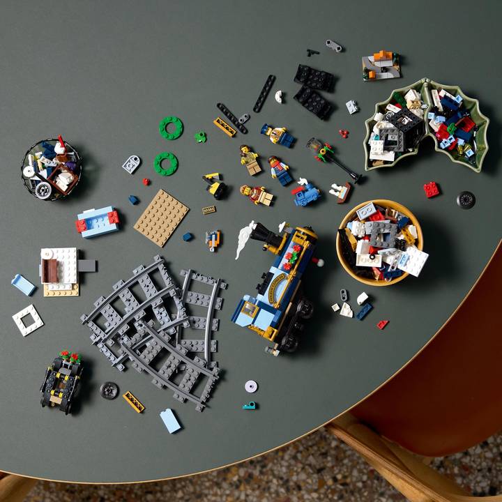LEGO Icons Le Train de Noël (10361, Difficile à trouver) - Interdiscount