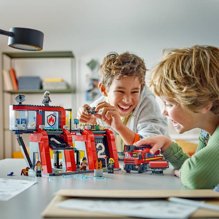 LEGO City Feuerwehrstation mit Drehleiterfahrzeug (60414)